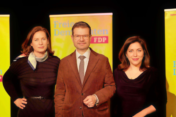 Sonja Jacobsen, Marco Buschmann und Svenja Hahn beim Dreikönigstreffen